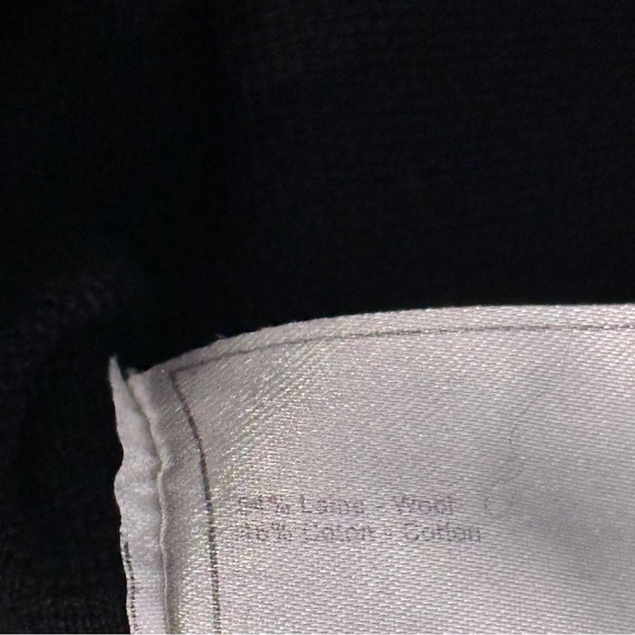 CHANEL V-NECK CARDIGAN WITH CC LOGO BUTTON CLOSURE - Picture 6 of 7